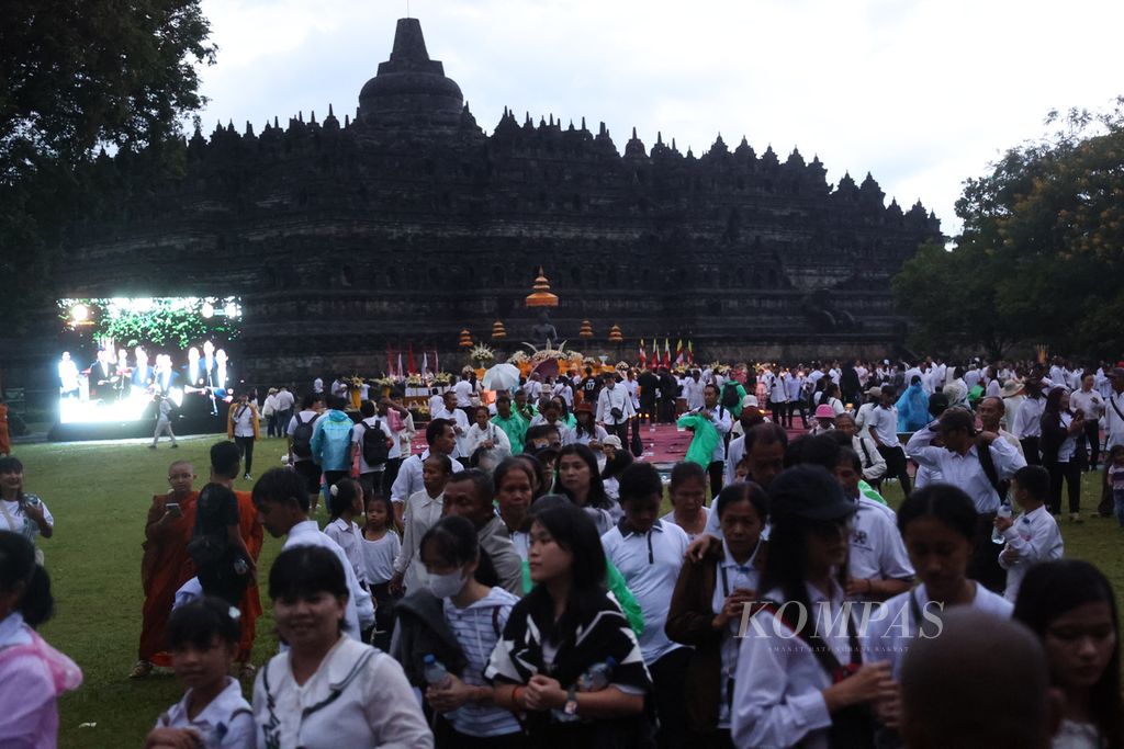 Umat Buddha mengikuti peringatan Magha Puja 2023/2566 BE di Candi Borobudur, Magelang, Jawa Tengah, Sabtu (4/3/2023). Magha Puja merupakan hari raya umat Buddha yang diperingati setiap bulan purnama di bulan ketiga kalender Buddha. 