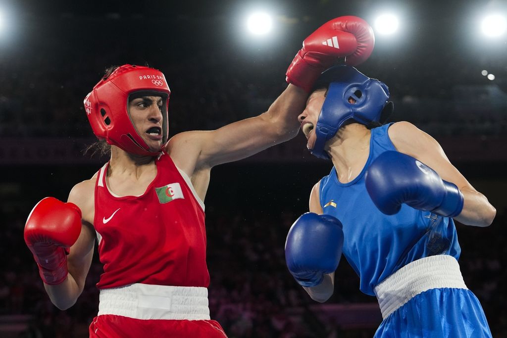 Petinju Aljazair, Imane Khelif (kiri), mencoba meredam lawannya, Yang Liu (China), pada final tinju nomor 66 kg putri Olimpiade Paris, Sabtu (10/8/2024), di Perancis. Khelif menang dengan nilai mutlak dan meraih medali emas.