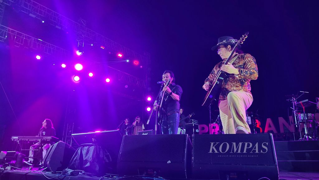 KLa Project tampil dalam format akustik saat tampil di Prambanan Jazz Festival di kompleks Candi Prambanan, Sleman, DI Yogyakarta, pada 9 Juli 2023. KLa Project membawakan sejumlah lagu andalan mereka seperti ”Belahan Jiwa” dan ”Terpuruk Ku Di Sini”. 