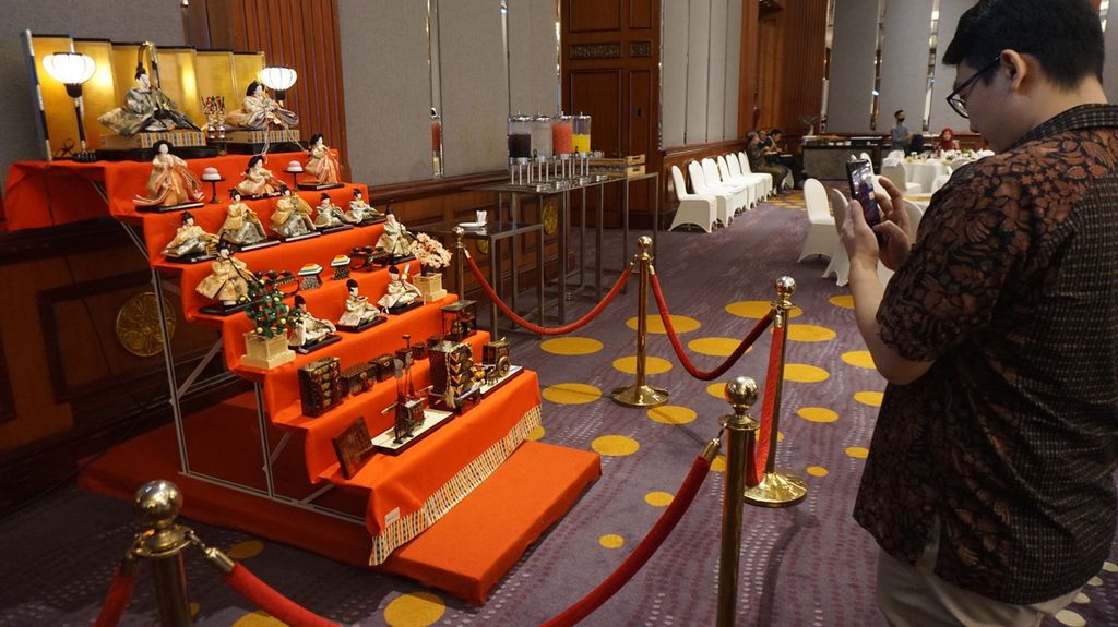 Set lengkap hinamatsuri atau boneka tradisional Jepang yang dipamerkan dalamResepsi Perayaan Hari Ulang Tahun ke-63 Kaisar Jepang Naruhito di Surabaya, Jawa Timur, Rabu (22/2/2023) malam.