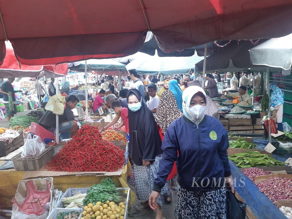 Aktivitas di Pasar Perumnas, Palembang, Sumatera Selatan, Senin (8/4/2022). Kenaikan ini disebabkan oleh lonjakan permintaan jelang Idul Fitri. Pemerintah menilai, kenaikan harga jelang hari raya adalah wajar sepanjang barang tersedia di pasaran.