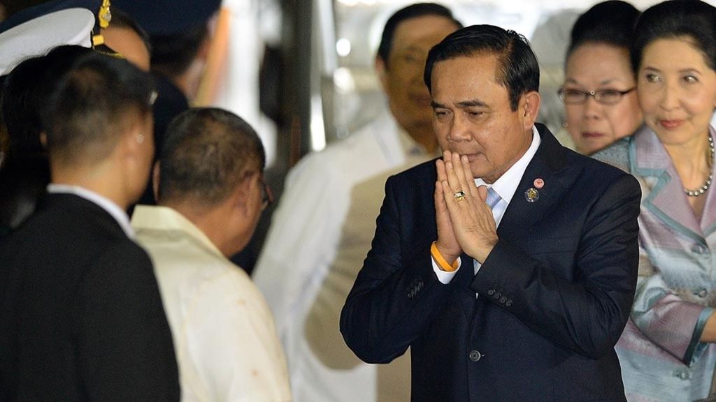 Perdana Menteri Thailand Prayuth Chan-o-cha bersedekap sebagai simbol memberi salam saat tiba di Manila, Filipina pada tanggal 17 November 2015. Ia datang guna menghadiri Konferensi Tingkat Tinggi Kerja Sama Ekonomi Asia Pasifik (APEC). AFP PHOTO / Punit PARANJPE