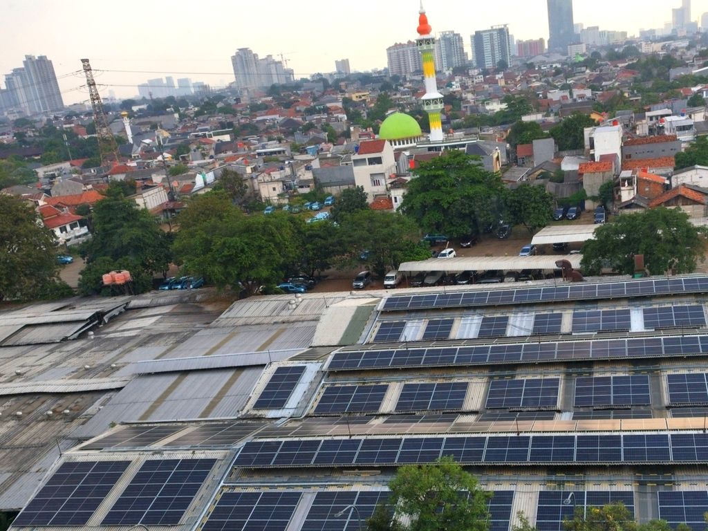 Lembaran panel pembangkit listrik tenaga surya atap yang terpasang di atas gedung operasional utama PT Blue Bird Tbk, di Jakarta, Selasa (13/6/2023).