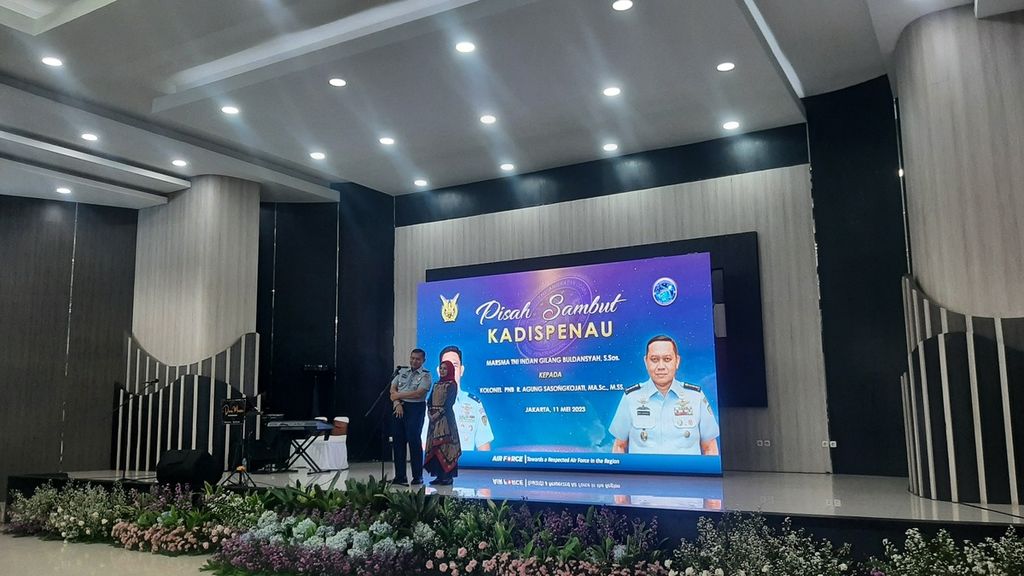 Kepala Dinas Penerangan TNI AU yang baru, Kolonel Agung Sasongkojati, beserta istri saat acara pisah sambut di Gedung Ardhya Loka, Pangkalan TNI AU Halim Perdanakusuma, Jakarta Timur, Kamis (11/5/2023). 