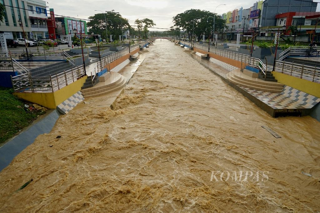 Air mengalir deras di Kali Kadia yang baru saja direvitalisasi, di Kendari, Sulawesi Selatan, Senin (4/3/2024). Sejumlah kawasan di kota ini sempat terendam banjir setelah hujan beberapa waktu.