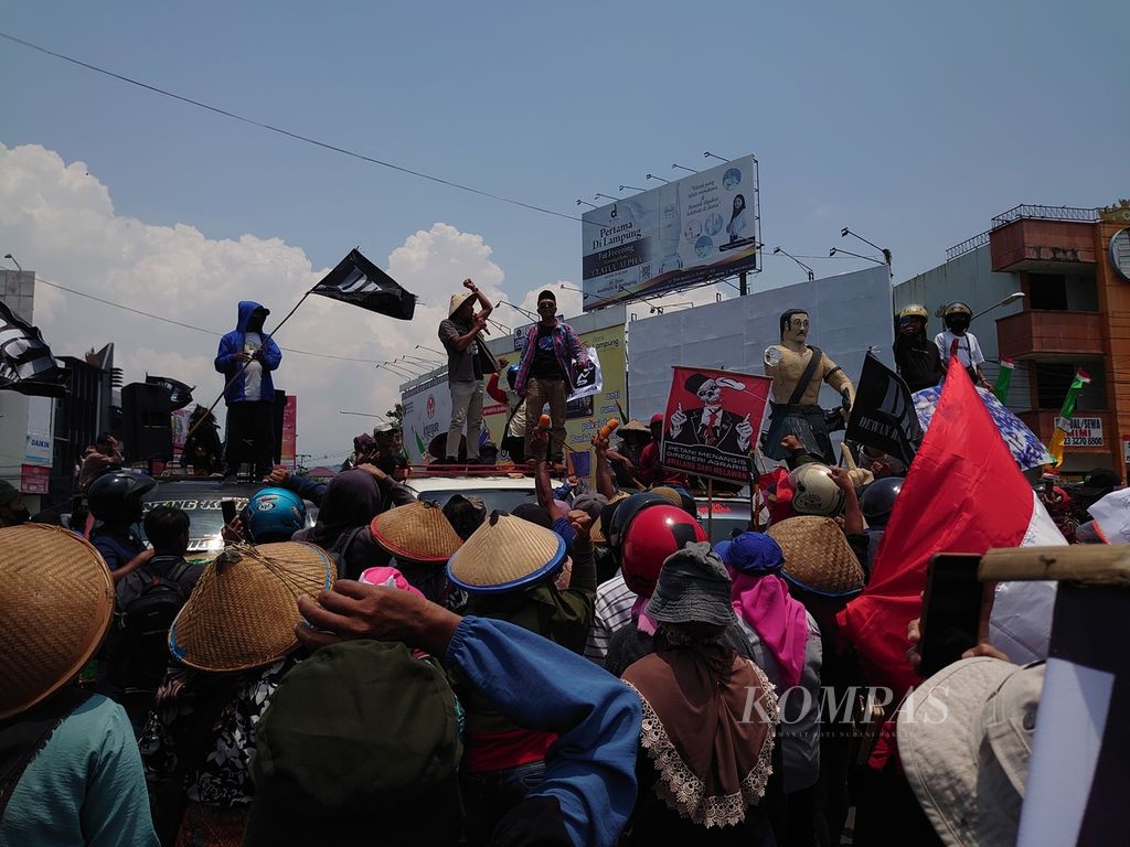 Ratusan petani dari berbagai kabupaten dan kota di Lampung berunjuk rasa di depan Tugu Adipura, Kota Bandar Lampung, Selasa (27/9/2022). Mereka menuntut pemerintah menyelesaikan berbagai konflik agraria dan persoalan distribusi pupuk dan benih yang kerap menyusahkan petani. 