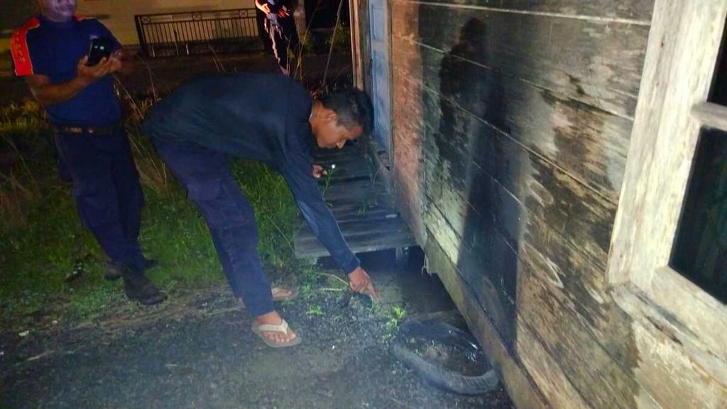 Petugas menunjukkan ban yang diduga menjadi alat untuk membakar rumah di Jalan Beliang, Kota Palangka Raya, Kalimantan Tengah, Senin (14/10/2024) dini hari tadi. Setidaknya 23 rumah kosong hangus terbakar sejak September 2024.