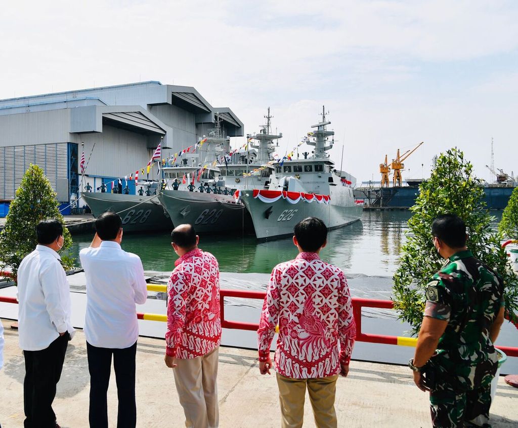 Presiden Joko Widodo meninjau fasilitas pembangunan dan perbaikan kapal di PT PAL Indonesia, Surabaya, Jawa Timur, Rabu (20/4/2022).