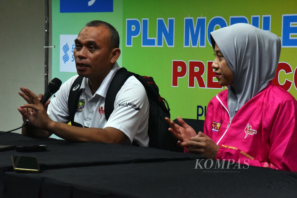 National women's volleyball player, Megawati Hangestri Pertiwi, and the Jakarta BIN assistant coach, Labib, gave a press statement after Jakarta BIN defeated Jakarta Electric, PLN 3-1, in the first match of the 2024 Proliga series in Palembang, South Sumatra, at the Palembang Sport and Convention Center on Thursday (9/5/2024).