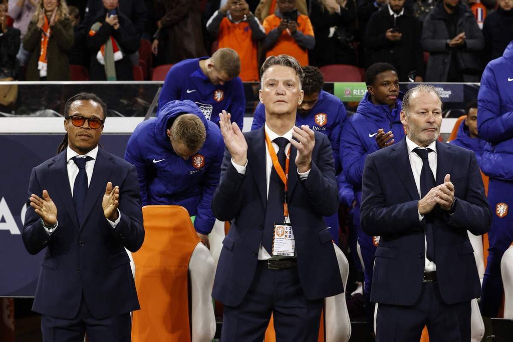 Pelatih Belanda Louis van Gaal (tengah) bersama asisten pelatih Edgar Davids (kiri) dan Danny Blind membalas sambutan pendukung sebelum laga penutup Grup A4 Liga Nasional Eropa antara Belanda dan Belgia di Johan Cruyff Arena, Amsterdam, Senin (26/9/2022) dini hari WIB. 