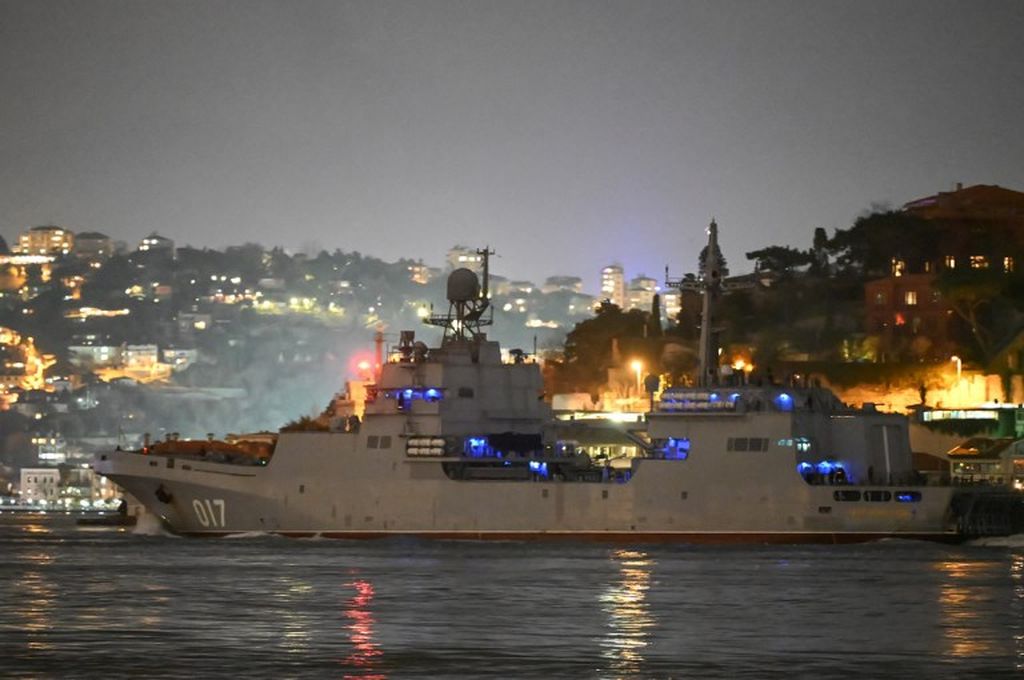 Salah satu kapal perang Rusia, kapal pendarat tank kelas Ivan Gren, "Pyotr Morgunov" , berlayar melewati Selat Bosporus dalam perjalanan ke Luat Hitam melewati Kota Istanbul, Kamis, 9 Februari 2022. 