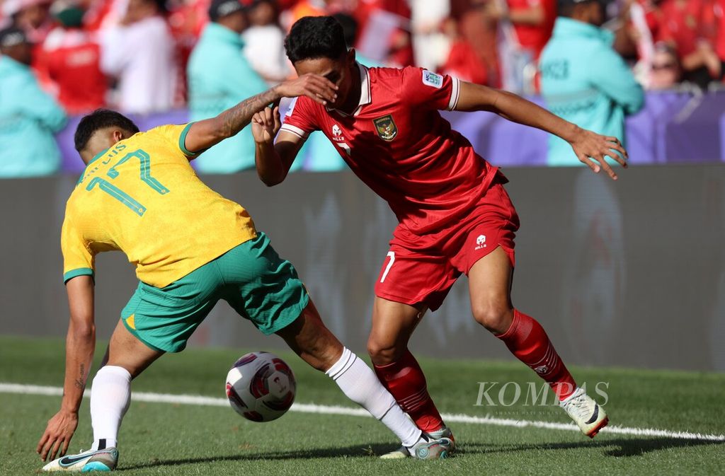 Pemain, Marcelino Ferdinan (kanan), mengecoh pemain Australia, Keanu Baccus, pada pertandingan babak 16 besar Piala Asia 2023 di Stadion Jassim bin Hammad, Al Rayyan, Qatar, Minggu (28/1/2024). Indonesia takluk dengan skor 0-4. 