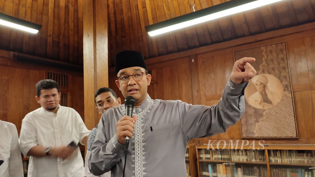 Anies Baswedan memberikan keterangan pers seusai <i>open house</i> yang dilakukan di kediamannya di kawasan Lebak Bulus, Jakarta Selatan, Rabu (10/4/2024). 