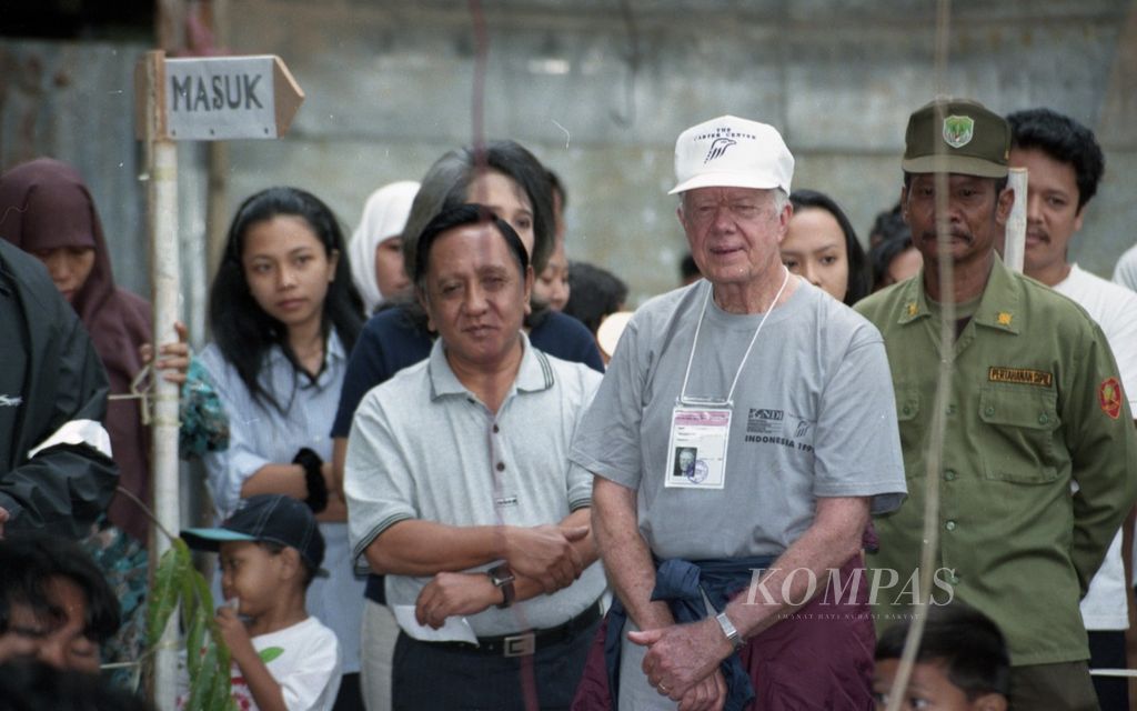 Pemilu di Indonesia kali ini juga mendapat perhatian dunia Internasional, seperti mantan Presiden Amerika Serikat Jimmy Carter dengan Carter Center yang melihat bagaimana pemilu di Indonesia dijalankan. Tampak Jimmy Carter meninjau salah satu TPS di Jakarta dalam pencoblosan, Senin (7/6/1999). 