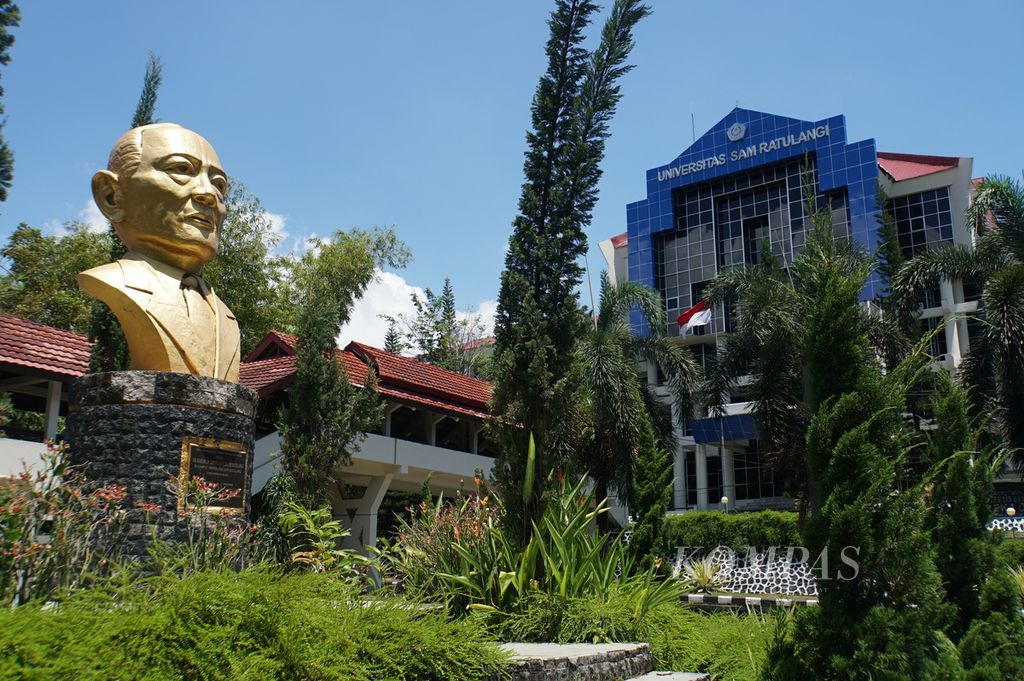 Patung pahlawan nasional Sam Ratulangi di kompleks Universitas Sam Ratulangi (Unsrat) Manado, Sulawesi Utara, Senin (13/4/2020). Unsrat menghentikan segala aktivitas di kampus di tengah wabah Covid-19.