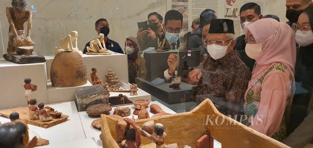 Wakil Presiden Maruf Amin dan Nyonya Wury mengamati miniatur di Museum Nasional Peradaban Mesir, Minggu (6/11/2022).