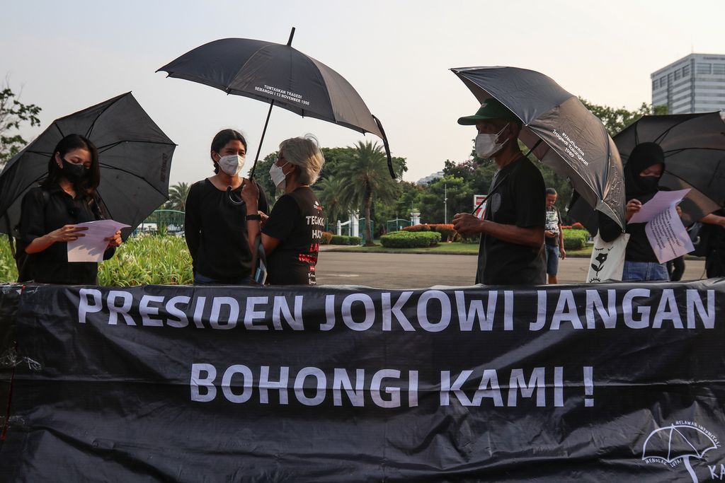 Relawan dan aktivis mengikuti Aksi Kamisan ke-759 di depan Istana Merdeka, Jakarta, Kamis (12/1/2023). Aksi ini rutin digelar setiap Kamis untuk mengingatkan negara pada belum tuntasnya kasus-kasus pelanggaran HAM berat masa lalu.