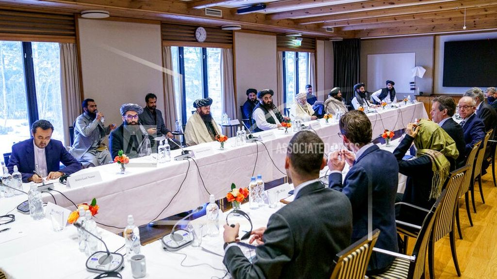 Para diplomat Barat bertemu dengan delegasi Taliban menggelar pertemuan di Oslo, Norwegia, Senin, 24 Januari 2022.
