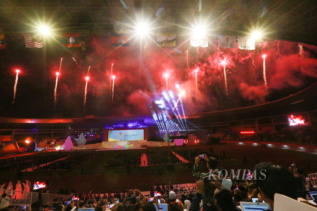 Kembang api memeriahkan upacara pembukaan ASEAN Para Games 2022 di Stadion Manahan, Surakarta, Jawa Tengah, Sabtu (30/7/2022) malam. Pembukaan dihadiri oleh Wakil Presiden Ma'ruf Amin.