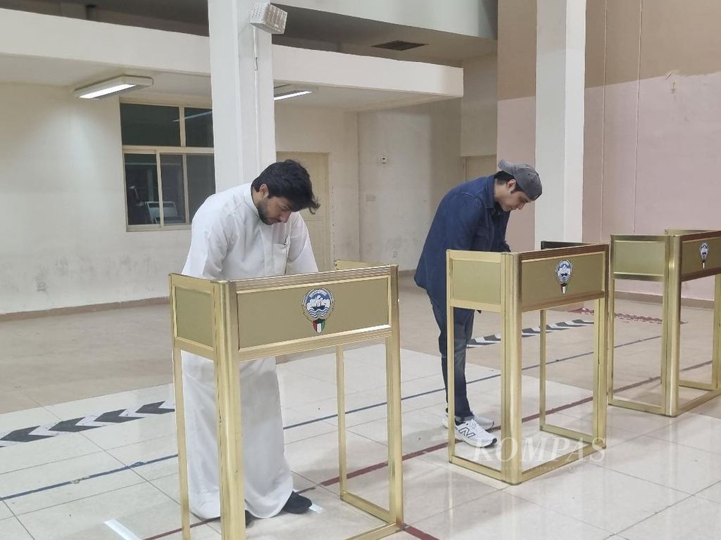Warga Kuwait mencoblos surat suara untuk memilih anggota parlemen atau Majelis Nasional dalam pemilu di Kuwait City, Kuwait, Kamis (4/4/2024). 