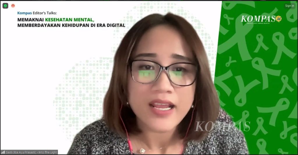 Head of Into The Light Indonesia Ida Ayu Prasasti saat menjadi pembicara dalam webinar Kompas Editor's Talks bertajuk Memaknai Kesehatan Mental, Memberdayakan Kehidupan di Era Digital, Jumat (11/8/2023).
