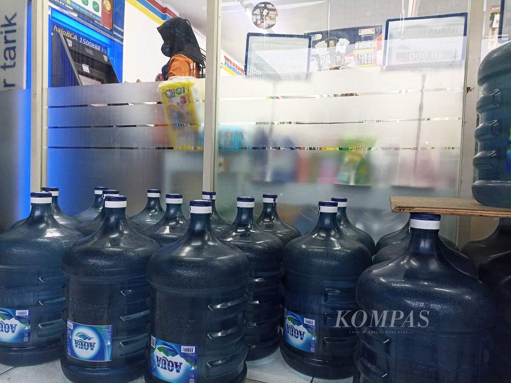 Air minum dalam galon dijual di salah satu minimarket di Medan, Sumatera Utara, Selasa (13/9/2022).