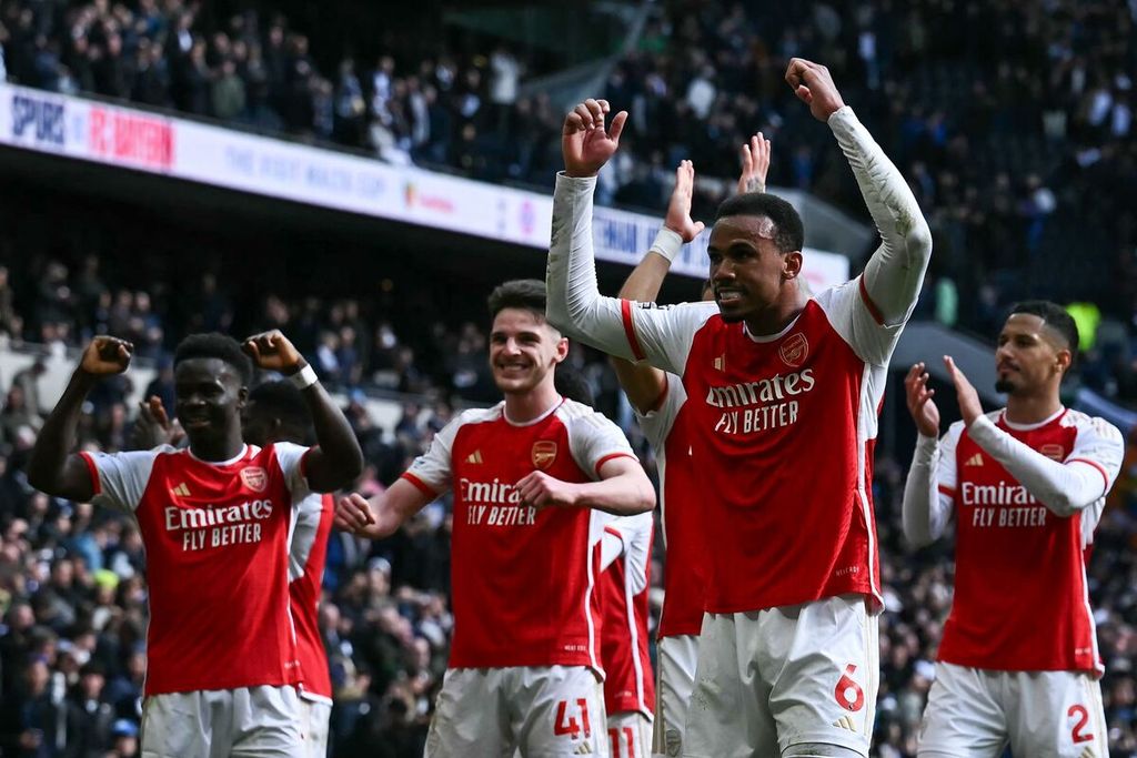 Bek Arsenal, Gabriel Magalhaes, dan kawan-kawan merayakan kemenangan timnya setelah pertandingan Liga Inggris antara Tottenham Hotspur dan Arsenal di Stadion Tottenham Hotspur, London, Minggu (28/4/2024). 