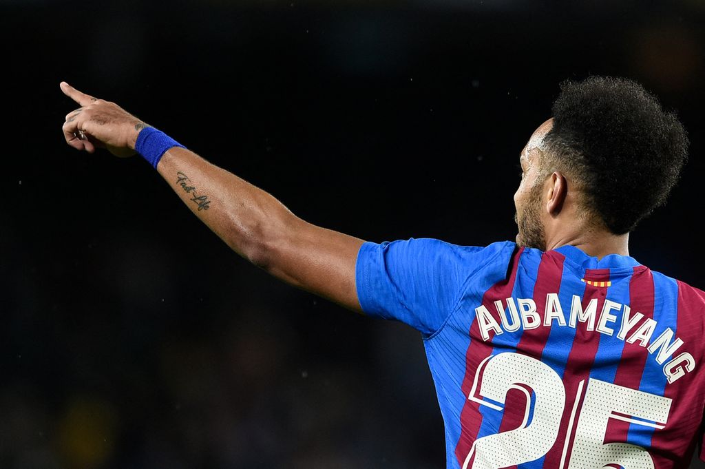 Penyerang Barcelona, Pierre-Emerick Aubameyang, merayakan golnya ke gawang Osasuna dalam lanjutan Liga Spanyol di Stadion Camp Nou, Barcelona, Spanyol, Senin (14/3/2022) dini hari WIB. Aubameyang dikabarkan akan dilepas ke Chelsea.