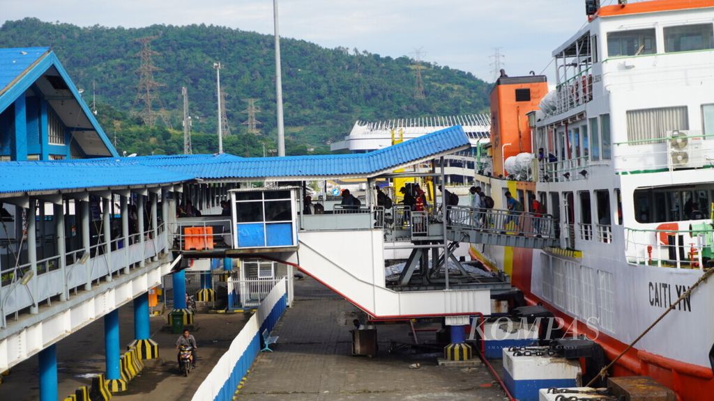 Sejumlah penumpang turun dari kapal feri di Pelabuhan Merak Banten pada Kamis (21/5/2020).