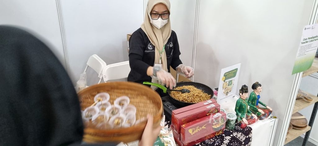 Pelaku UMKM memperkenalkan produk mi instan dalam pameran ASN Serbu Lokal Keren: Serbu Produknya, Bangga Pakainya, Maju UMKM-nya di lobi Kementerian Koperasi dan UKM, Jakarta, Selasa (15/11/2022). 