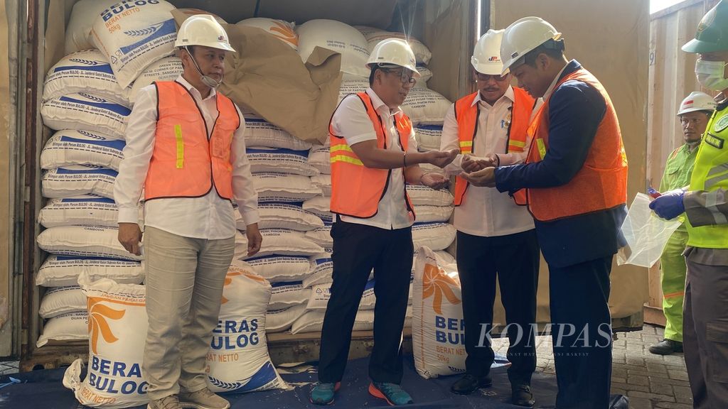 Kepala Badan Pangan Nasional Arief Prasetyo Adi (kedua dari kiri) dan Penjabat Gubernur Jateng Naja Sudjana (ketiga dari kiri) mengecek beras-beras impor dari Kamboja yang tiba di Pelabuhan Tanjung Emas, Kota Semarang, Jawa Tengah, Kamis (2/11/2023). 