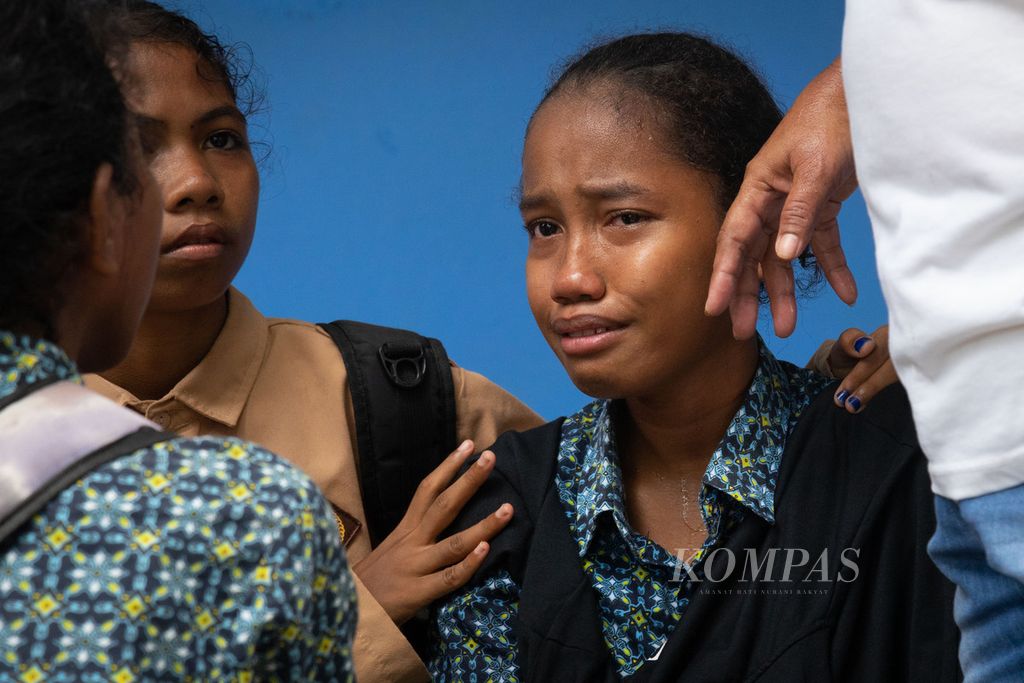 Seorang siswa SMPN 22 Galang menangis ketakutan akibat bentrok aparat dan warga di Pulau Rempang, Batam, Kepulauan Riau, Kamis (7/9/2023).