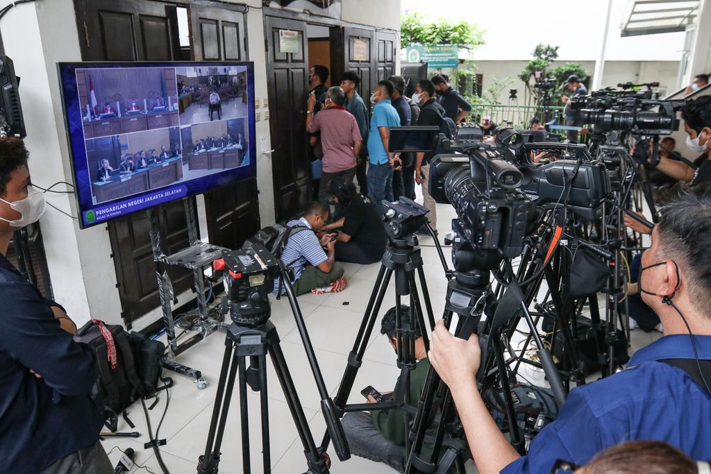 Journalists covered the trial for reading Ferdy Sambo's charges through a monitor screen at the South Jakarta District Court, Tuesday (17/1/2023). the defendant Ferdy Sambo was sentenced to life in prison by the prosecutor.