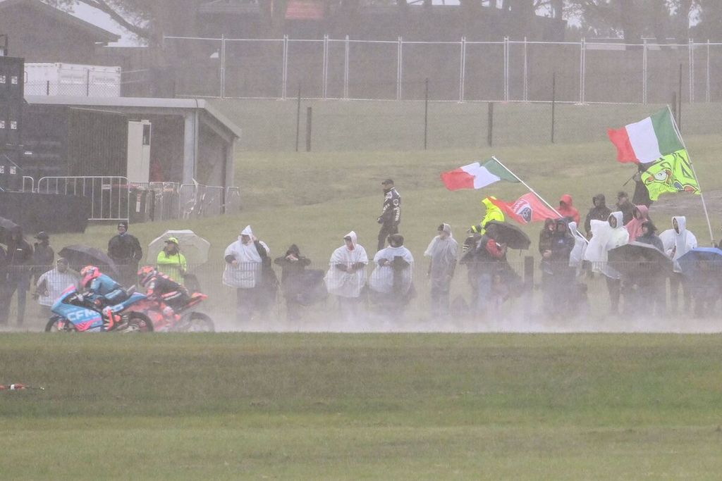 Para pebalap Moto3 menghadapi hujan lebat pada rangkaian Grand Prix seri Australia di Sirkuit Phillip Island, Australia, Minggu (22/10/2023).