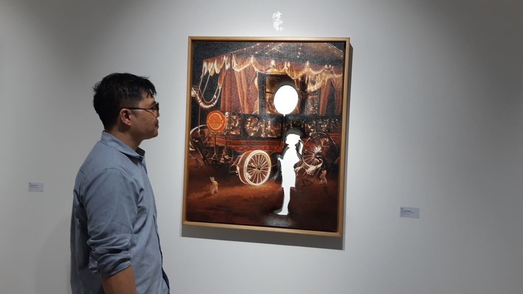 Seniman Taufik Ermas dan karya lukisannya dengan karakter kanvas yang berlubang, Selasa (6/8/2024). Taufik menjadi salah satu peserta pameran seni rupa <i>Speaking The Unspeakable </i>di Galeri Neo, Jakarta, 6 Agustus hingga 1 September 2024.