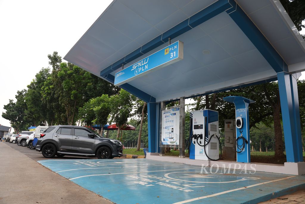 Stasiun pengisian kendaraan listrik umum (SPKLU) tersedia di <i>rest area </i>Kilometer 101 B Tol Cikampek-Palimanan, Kabupaten Subang, Jawa Barat, Minggu (17/12/2023). 
