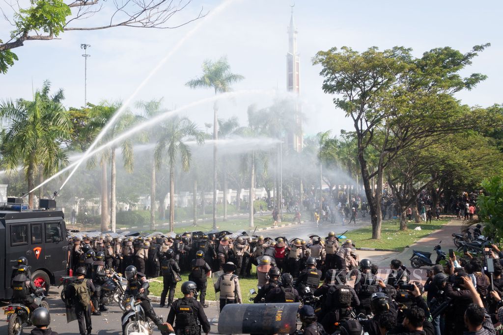 Polisi menyemprot air untuk membubarkan massa yang sebelumnya melakukan demonstrasi di depan Kantor Badan Pengusahaan Batam, Kepulauan Riau, Senin (11/9/2023).
