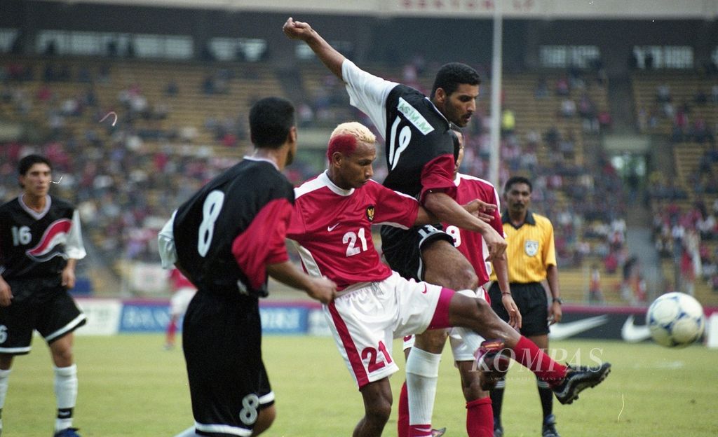 Indonesia juara setelah mengalahkan Irak dengan telak 3-0 (0-0) di final Turnamen Piala Kemerdekaan di Senayan, Jakarta Minggu (3/9/2000) malam. 