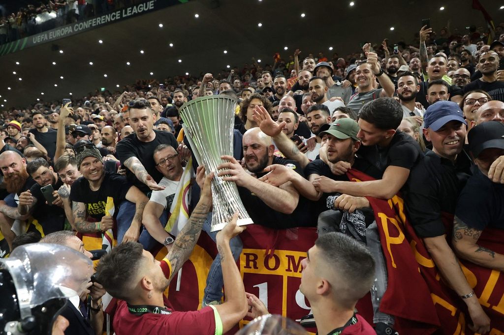 Para pemain AS Roma mempersembahkan trofi juara Liga Konferensi Eropa kepada para pendukungnya yang datang dalam laga final di Stadion Air Albania, Tirana, Albania, Rabu (25/5/2022). Roma menjadi juara setelah menang 1-0 atas Feyenoord pada laga final. 