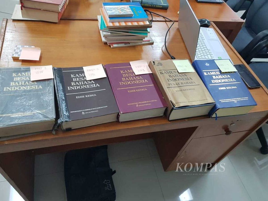 Jajaran Kamus Besar Bahasa Indonesia mulai edisi pertama hingga kelima.