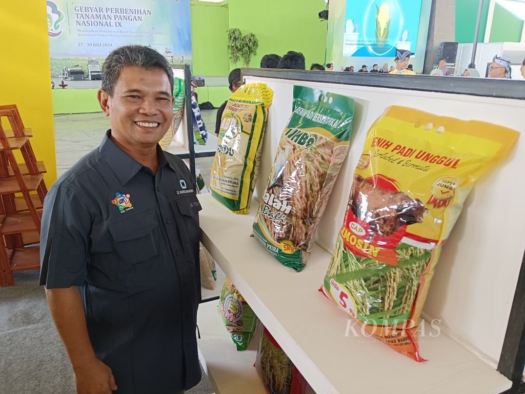 Koordinator Asosiasi Perbenihan Tanaman Pangan (Sipetapa) Wilayah Jabar Ahmad Fauzi. Ahmad termasuk salah satu peserta yang menampilkan produknya dalam kegiatan Gebyar Perbenihan Tanaman Pangan Nasional IX di Soreang, Kabupaten Bandung, Jawa Barat, Sabtu (27/7/2024).