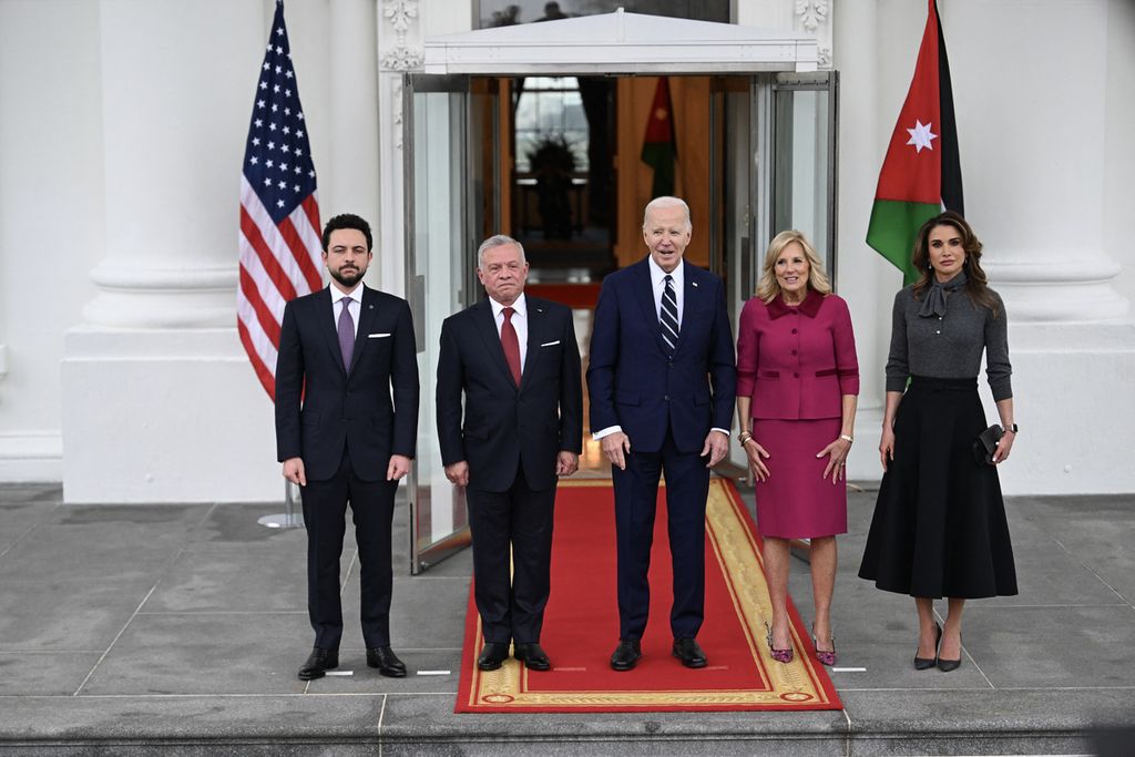 Presiden Amerika Serikat Joe Biden (tengah) menerima Raja Abdullah II dari Jordania (kedua dari kiri) di Gedung Putih, Washington DC, AS, Senin (12/2/2024). Pada Rabu (14/2/2024), Biden resmi melarang deportasi orang Palestina sampai pertengahan 2025.