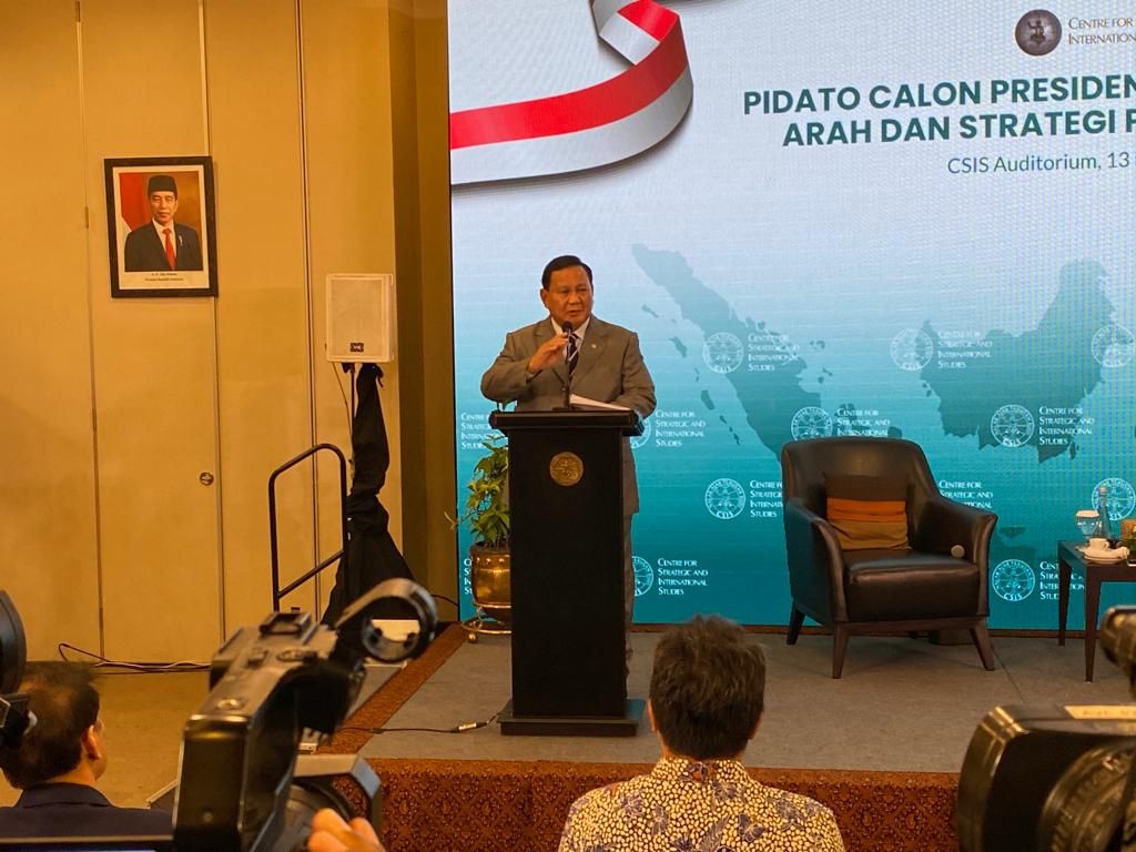 Calon presiden dari Koalisi Indonesia Maju, Prabowo Subianto, dalam acara Pidato Politik Calon Presiden Republik Indonesia: Arah dan Strategi Politik Luar Negeri yang diselenggarakan Centre for Strategic and International Studies (CSIS) di Jakarta, Senin (13/11/2023).