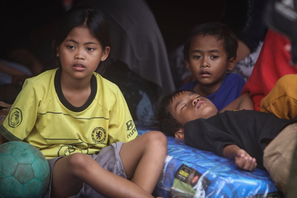 Anak-anak beristirahat di dalam tenda di RPTRA Rasela, Rawa Badak Selatan, Koja, Jakarta Utara, Sabtu (4/3/2023). RPTRA Rasela menjadi salah satu tempat pengungsian ratusan warga terdampak kebakaran Depo Pertamina Plumpang pada Jumat (3/3/2023) malam. 