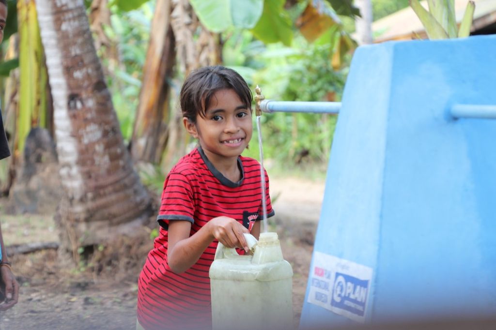 Seorang bocah sedang memasukkan air dari keran, bantuan Plan Indonesia NTT, di dalam jeriken di salah satu desa di Timor Tengah Selatan. Kabupaten ini termasuk kabupaten dengan kasus kekeringan yang memiliki dampak luas bagi kemanusiaan, terutama rawan pangan, gizi buruk, sanitasi buruk, dan rendah sumber daya manusia.