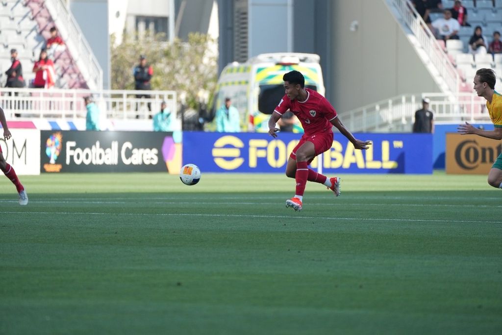 Indonesia's U-23 team player, Muhammad Ferarri, passes the ball while facing Australia in a Group A match of the U-23 Asian Cup at Abdullah bin Khalifa Stadium in Doha, Qatar, on Thursday (18/4/2024). Indonesia won with a score of 1-0.