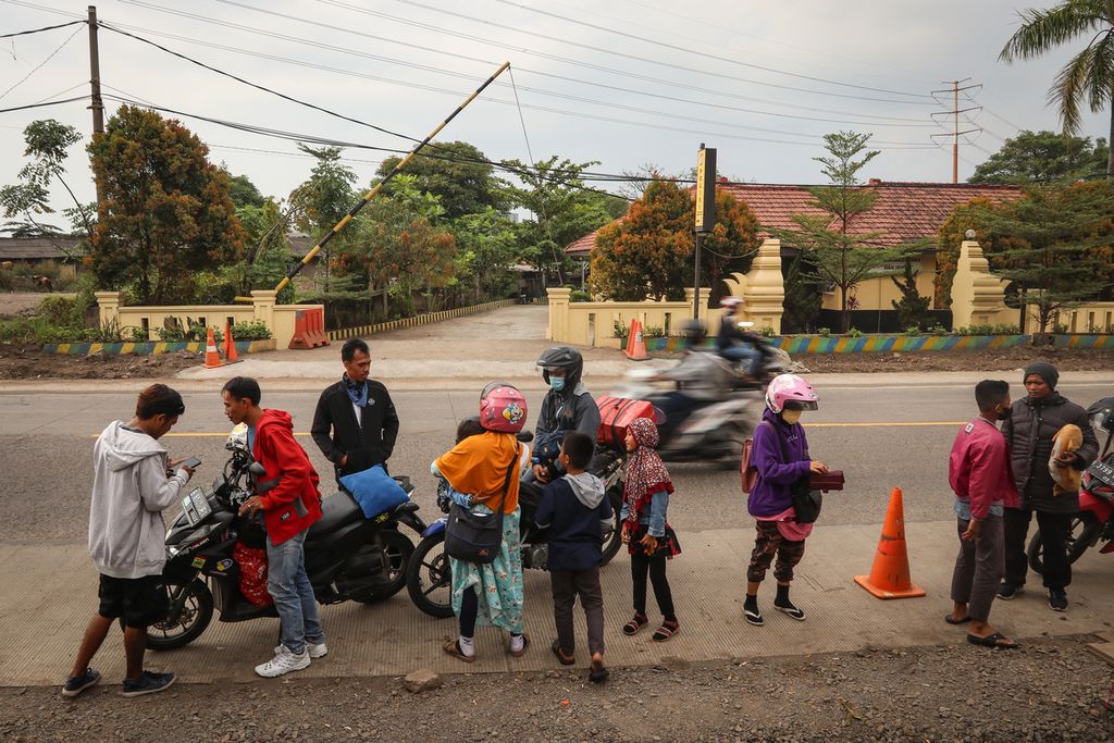 Pemudik bersepeda motor berhenti untuk membeli tiket daring melalui perantara di sekitar Pelabuhan Ciwandan, Cilegon, Banten, Kamis (20/4/2023). 