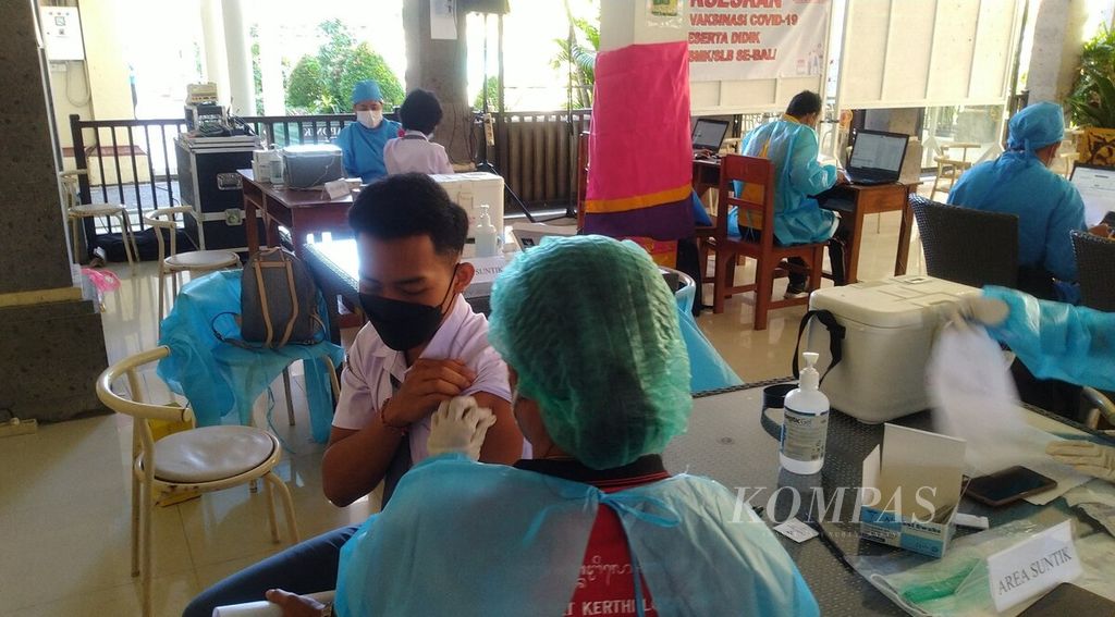 Foto dokumentasi kegiatan vaksinasi Covid-19 bagi pelajar di SMA Negeri 4 Denpasar, Kota Denpasar, serangkaian pencanangan pemberian vaksin Covid-19 bagi warga berusia di bawah 18 tahun, terutama dari kalangan pelajar, di seluruh Bali pada Senin (5/7/2021). 