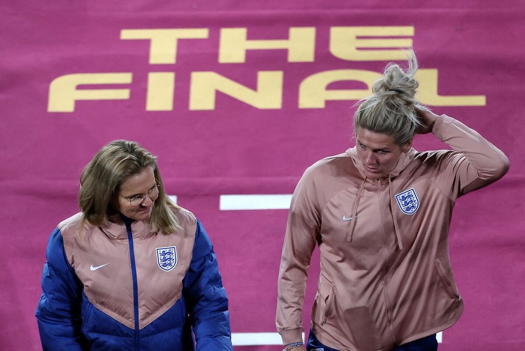 Pelatih Inggris, Sarina Wiegman (kiri), dan bek Millie Bright meninggalkan lapangan Stadion Australia di Sydney seusai berlatih pada Sabtu (19/8/2023). Mereka akan menghadapi Spanyol pada final Piala Dunia Putri 2023 di Sydney, Australia, Minggu (20/8/2023) sore.