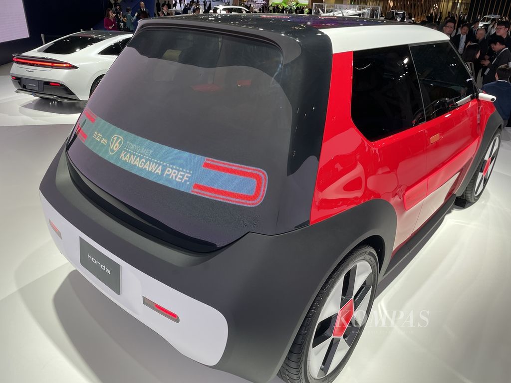 Bagian belakang mobil konsep Honda Sustaina-C di pameran Japan Mobility Show di Tokyo Big Sight, Tokyo, Jepang, akhir Oktober 2023.